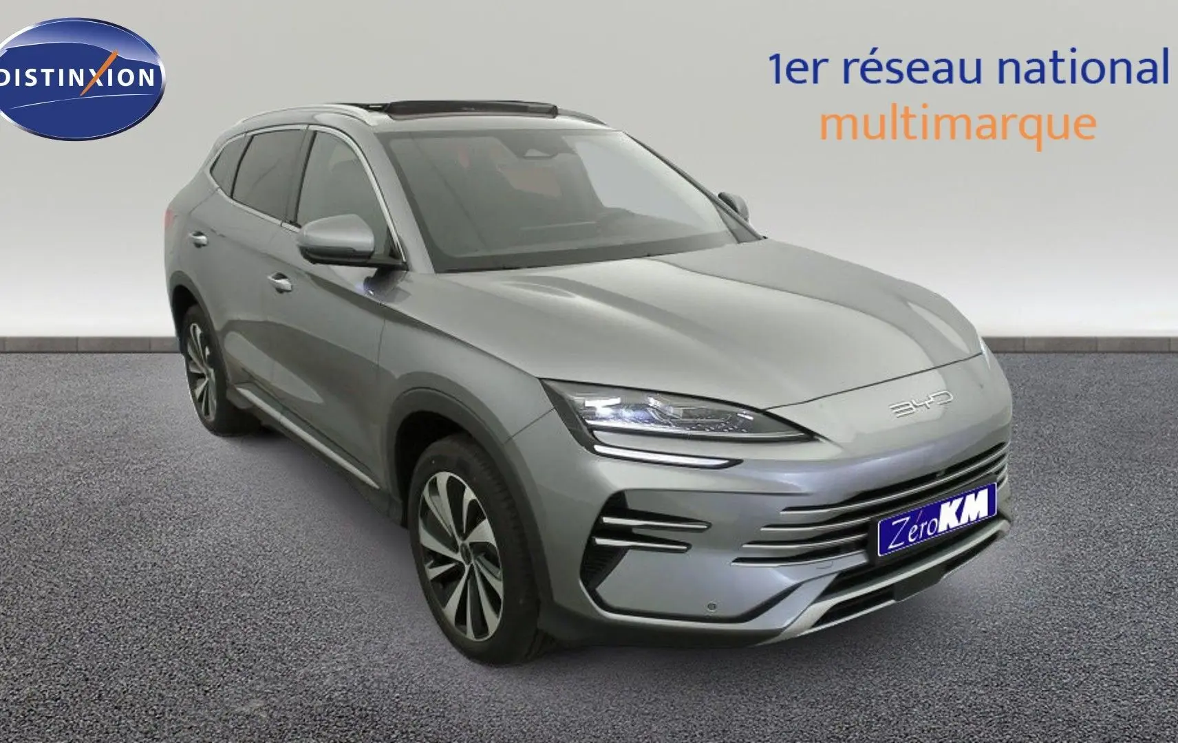 Vue 3/4 avant d'un SUV BYD SEAL U gris Time Grey avec jantes alliage bicolores et toit ouvrant panoramique.