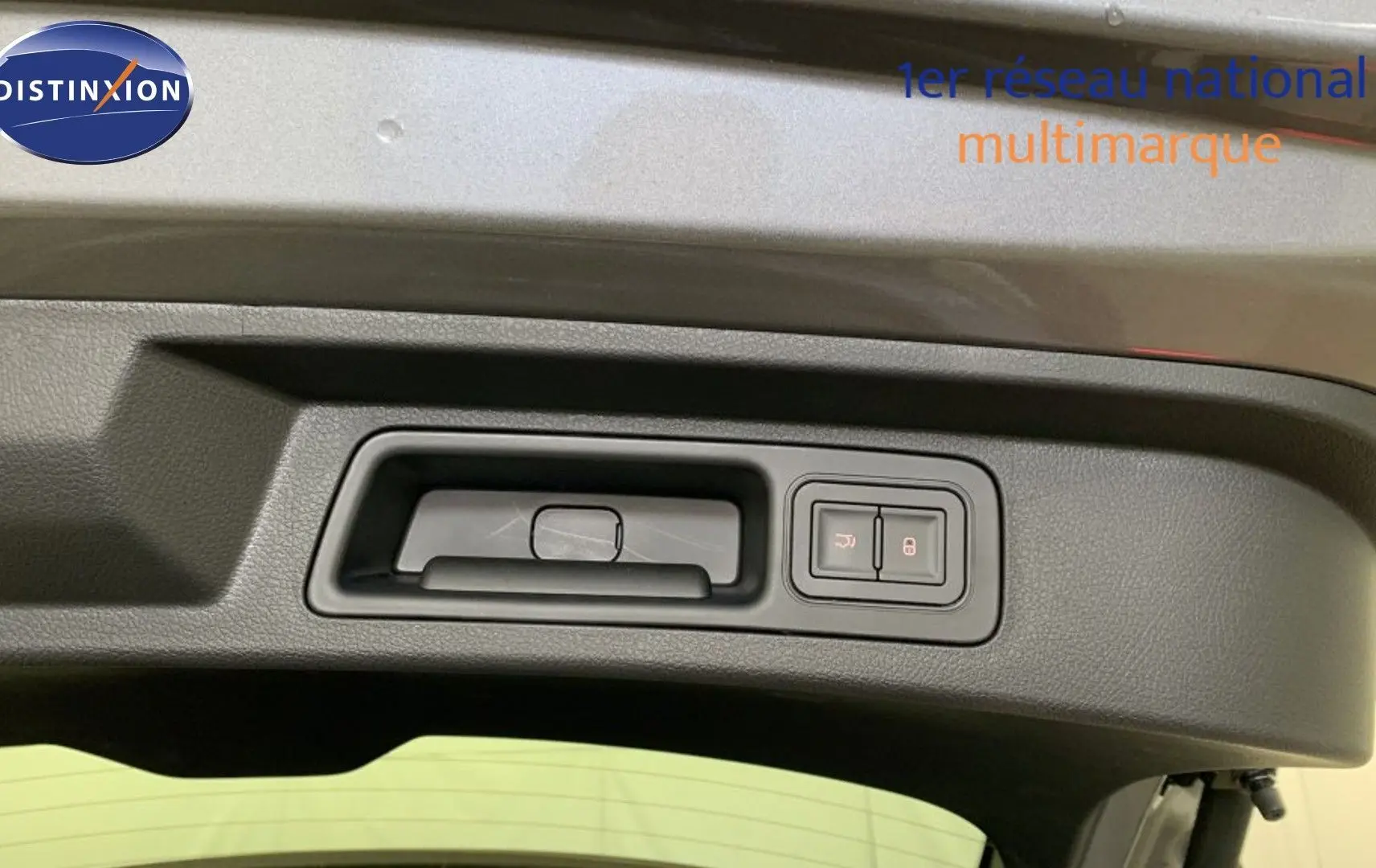 Vue intérieure du siège arrière en similicuir noir du BYD SEAL U 2025, avec coutures apparentes et accoudoir central.