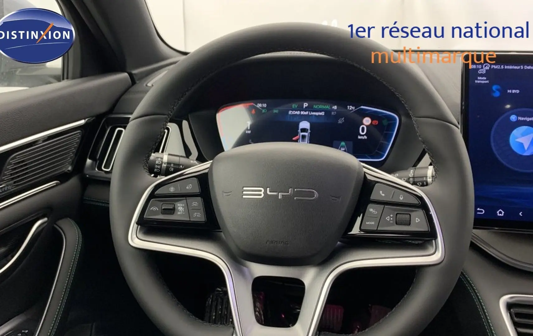 Détail du hayon électrique gris Time Grey du BYD SEAL U 2025 avec boutons d’ouverture et de verrouillage intégrés.