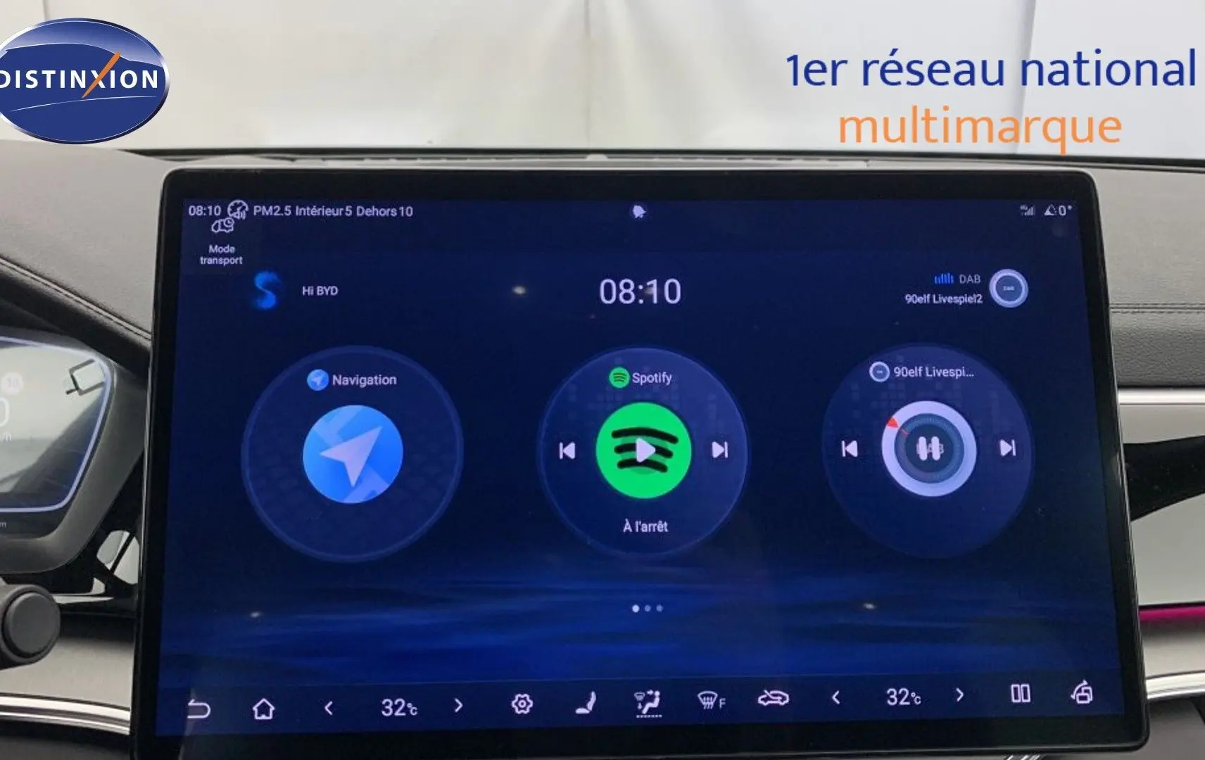 Gros plan sur le feu arrière droit allumé d’un BYD SEAL U Time Grey, soulignant la finition moderne du hayon.