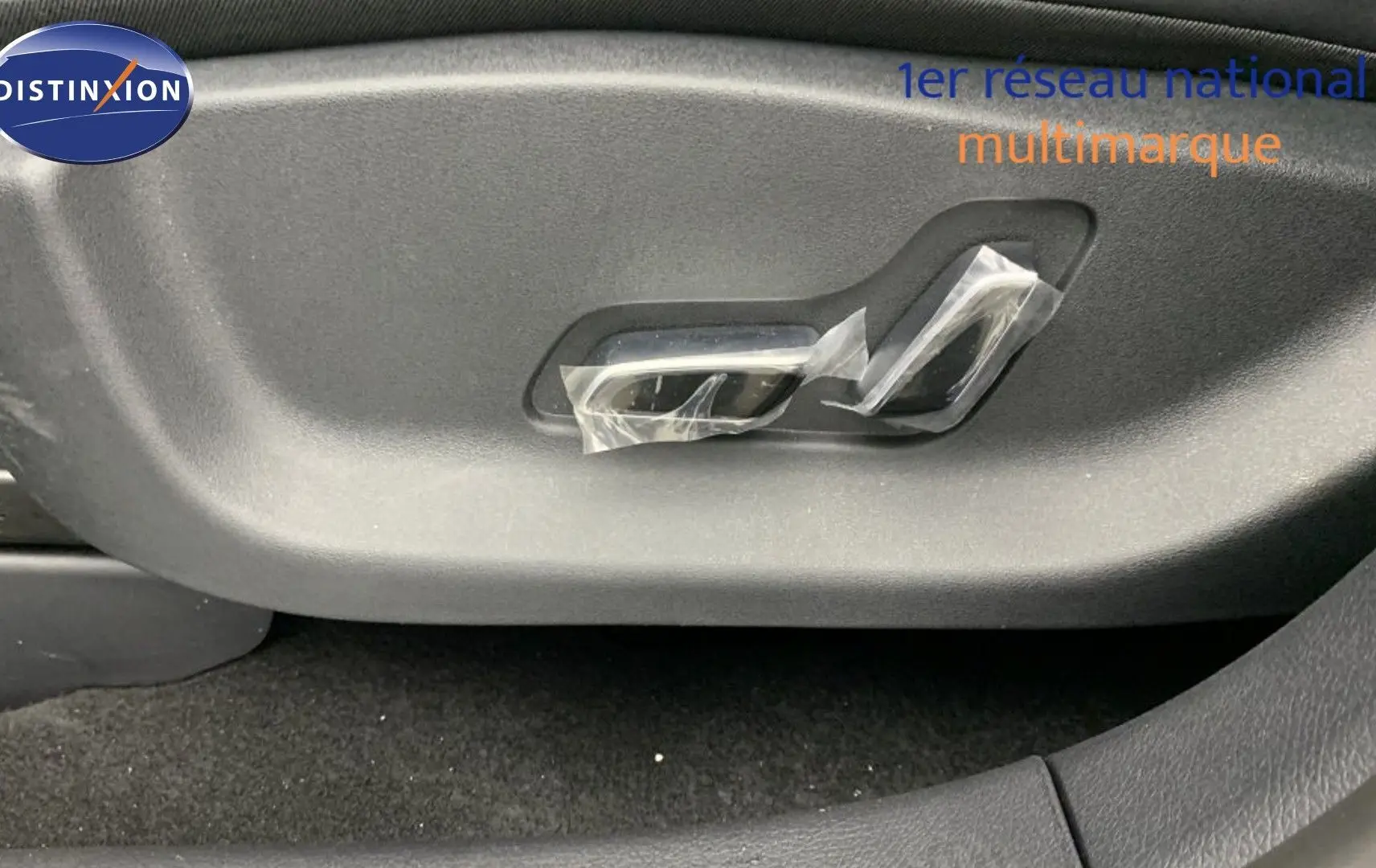 Vue intérieure centrée sur l'écran tactile rotatif 15,6'' du tableau de bord du BYD SEAL U gris Time Grey, version 2025.