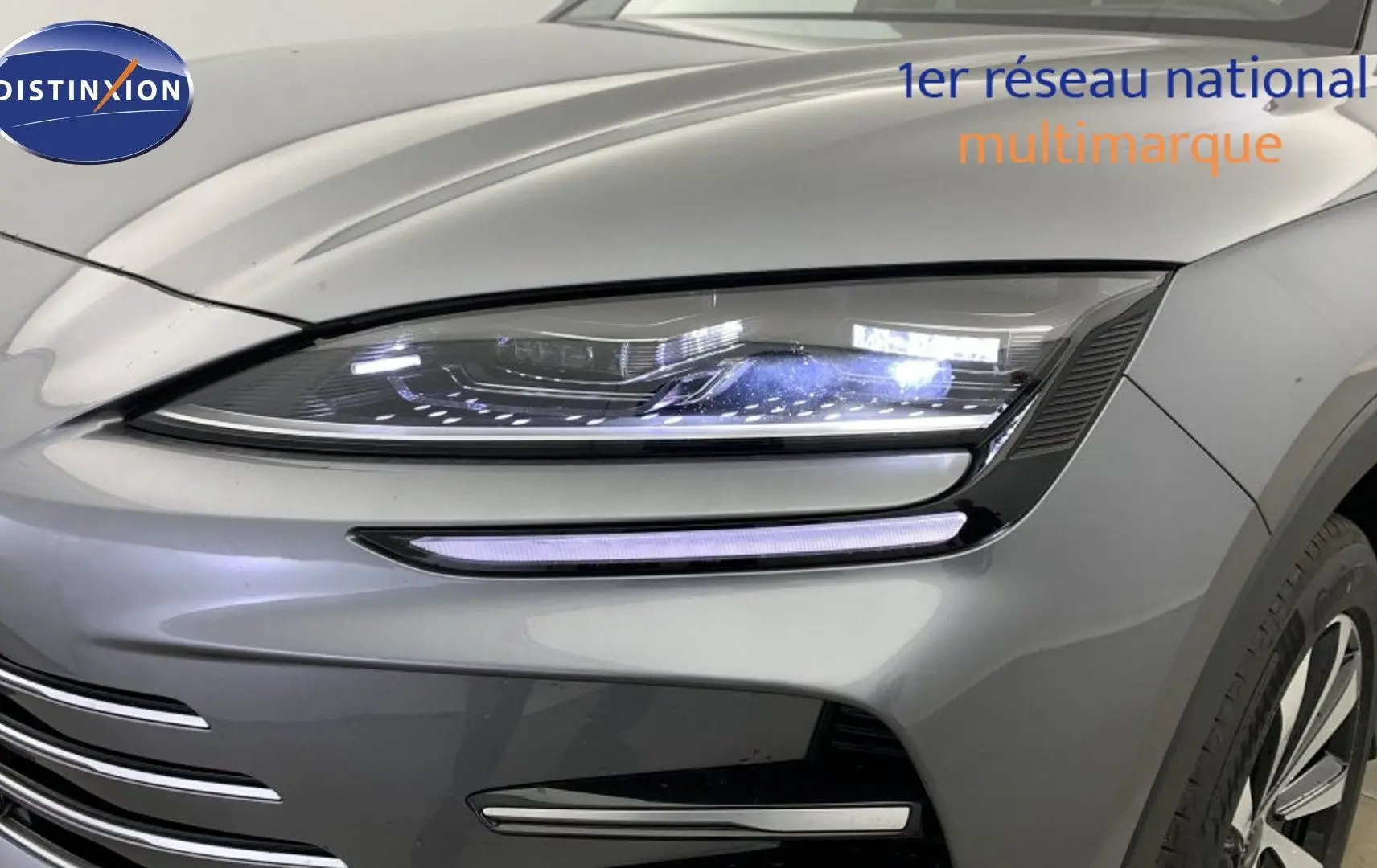 Vue intérieure montrant le toit ouvrant panoramique et les sièges noirs en similicuir vegan du BYD SEAL U 2025.