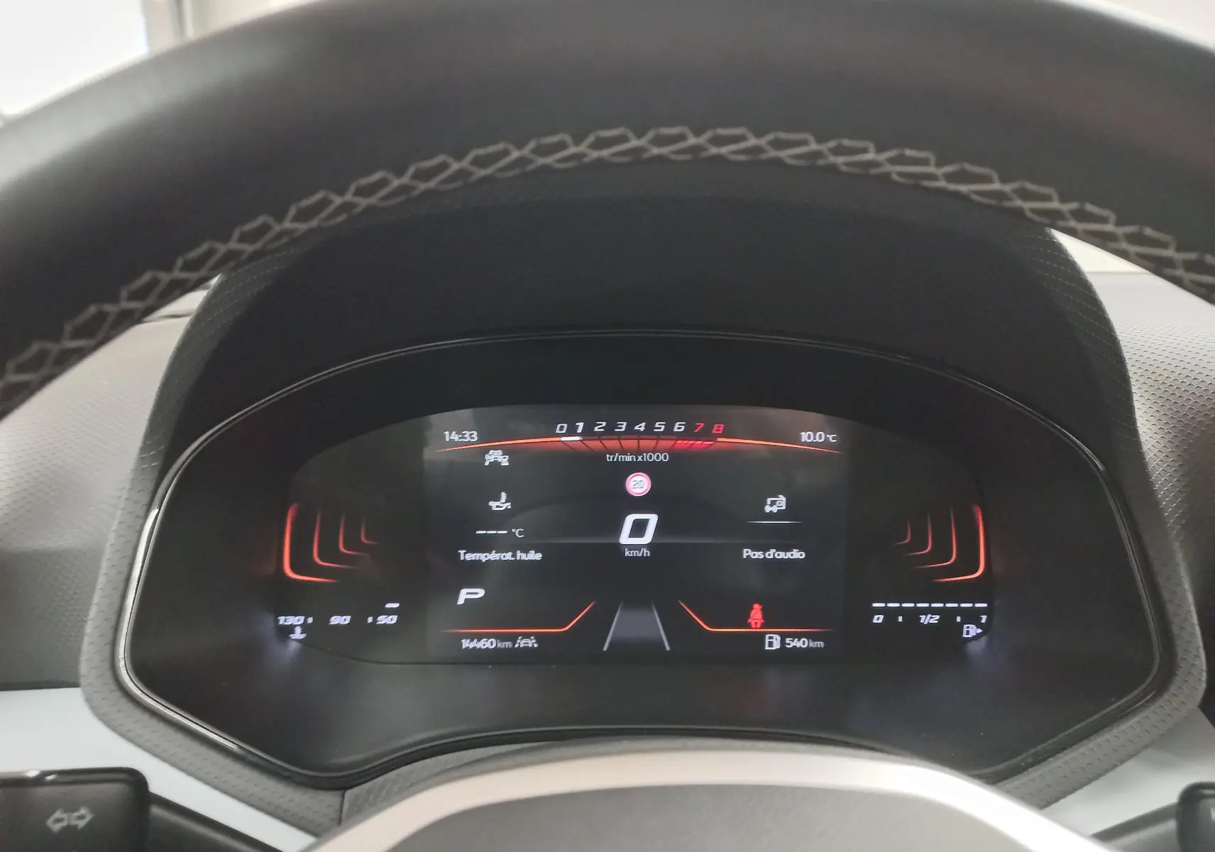Vue rapprochée du tableau de bord numérique du SEAT Arona 2025, affichage digital moderne avec compte-tours et vitesse.