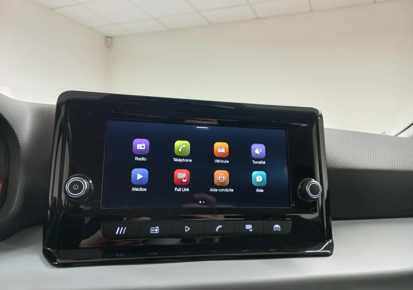 Écran tactile central du tableau de bord du SEAT Arona 2025 affichant les options multimédia et aides à la conduite.