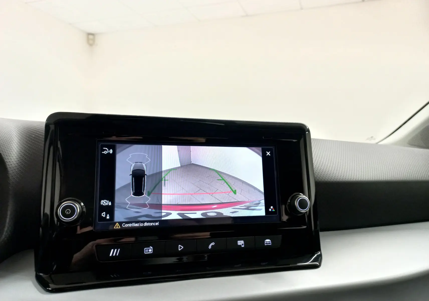 Écran tactile intérieur montrant la caméra de recul avec guidage dynamique dans un SEAT Arona 2025.