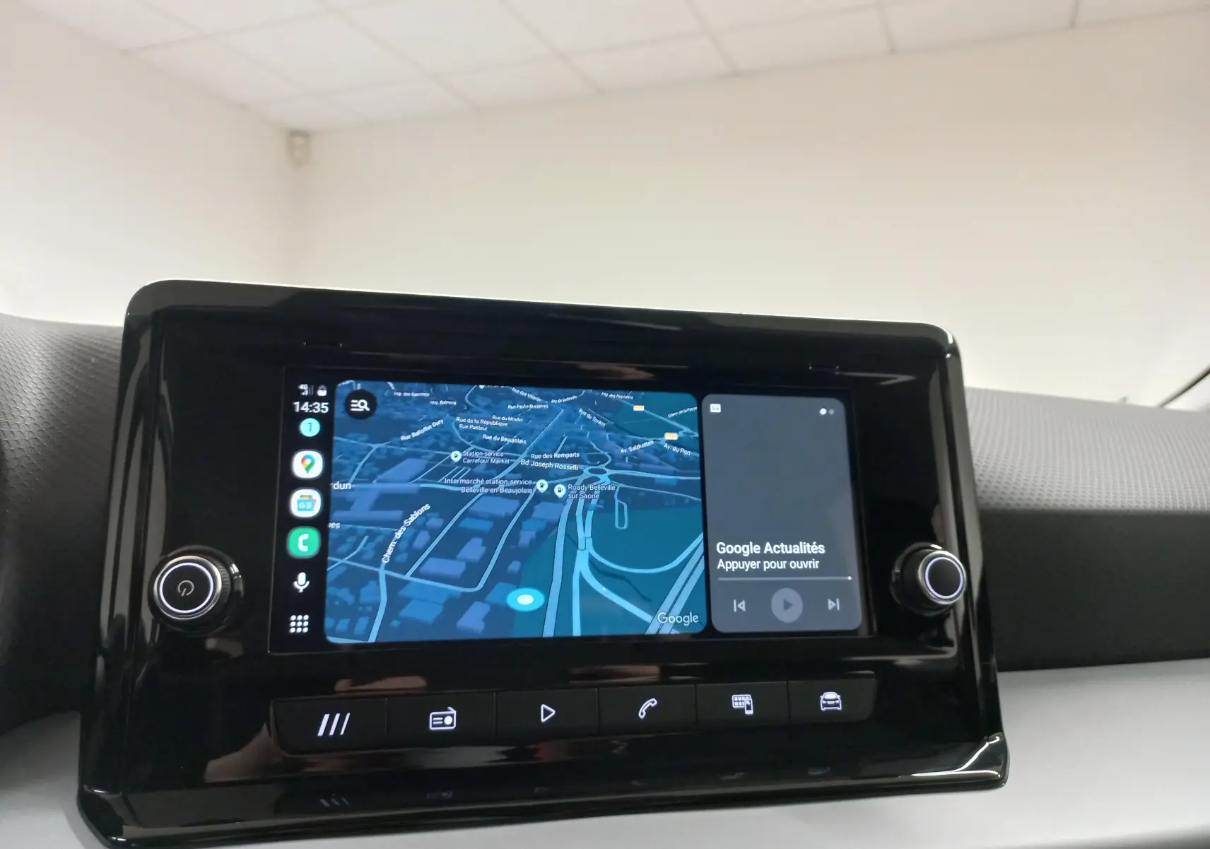 Écran tactile central du tableau de bord du SEAT Arona 2025 affichant la navigation et les actualités Google.