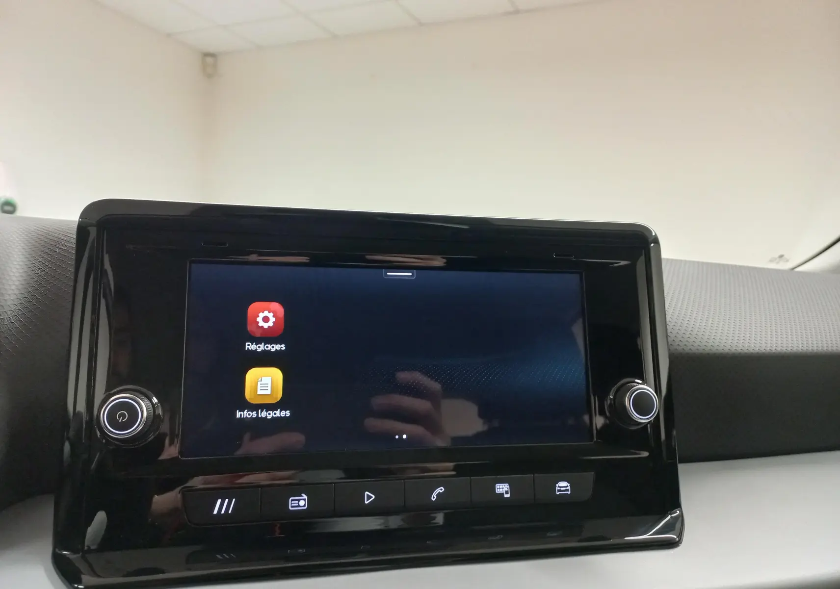 Écran tactile central du tableau de bord du SEAT Arona 2025, affichant les options Réglages et Infos légales.