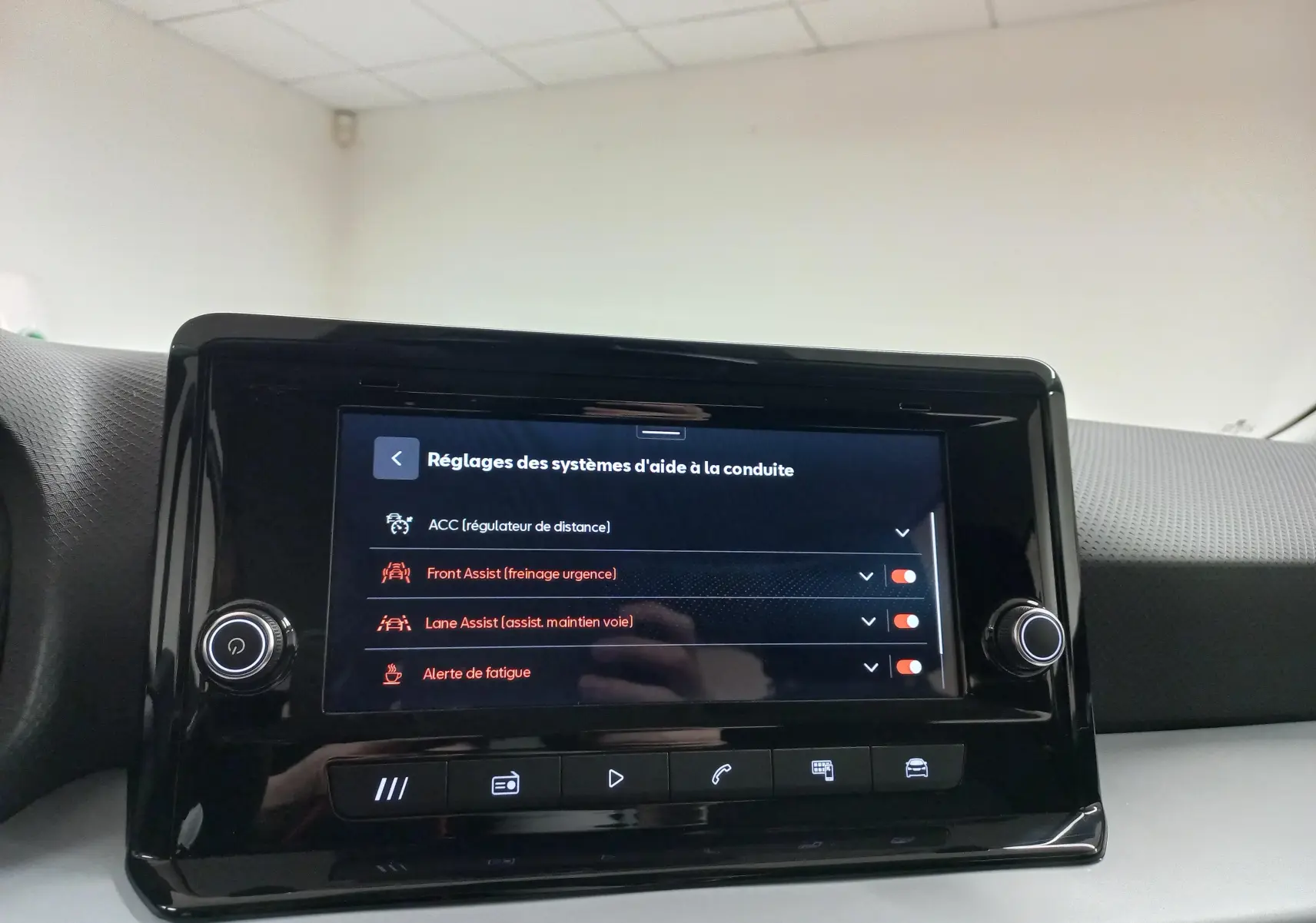 Écran tactile central du tableau de bord du SEAT Arona 2025 affichant les réglages des aides à la conduite.