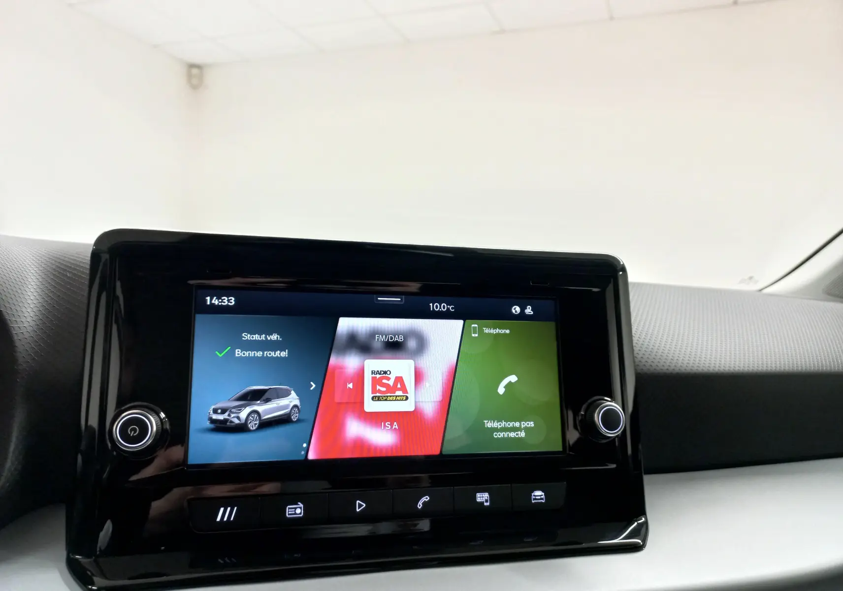 Écran tactile central du tableau de bord du SEAT Arona 2025 affichant radio, téléphone et statut véhicule.