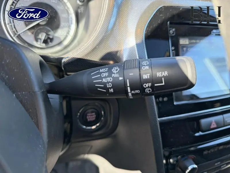 Gros plan sur la commande d’essuie-glace noire dans l’habitacle d’un Suzuki Vitara Galactic Gray, tableau de bord partiellement visible.