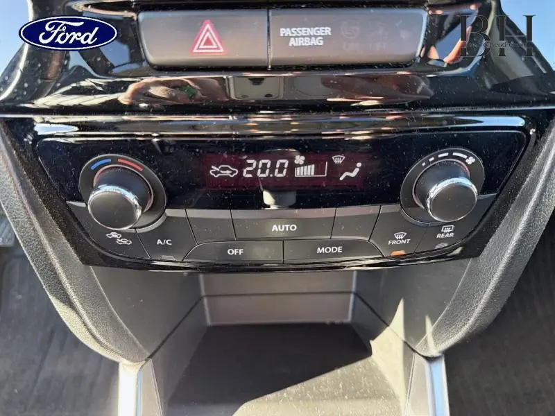 Panneau de commande de climatisation automatique noir avec réglages de température et ventilation, intérieur d'un Suzuki Vitara.