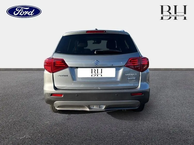 Vue arrière d'un Suzuki Vitara Galactic Gray métallisé 2022 avec feux arrière LED et hayon fermé.