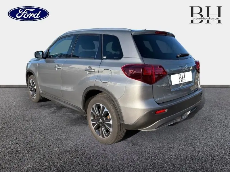 Suzuki Vitara 1.4 Boosterjet Hybrid gris Galactic, vue 3/4 arrière droit avec jantes alu et feux arrière LED.