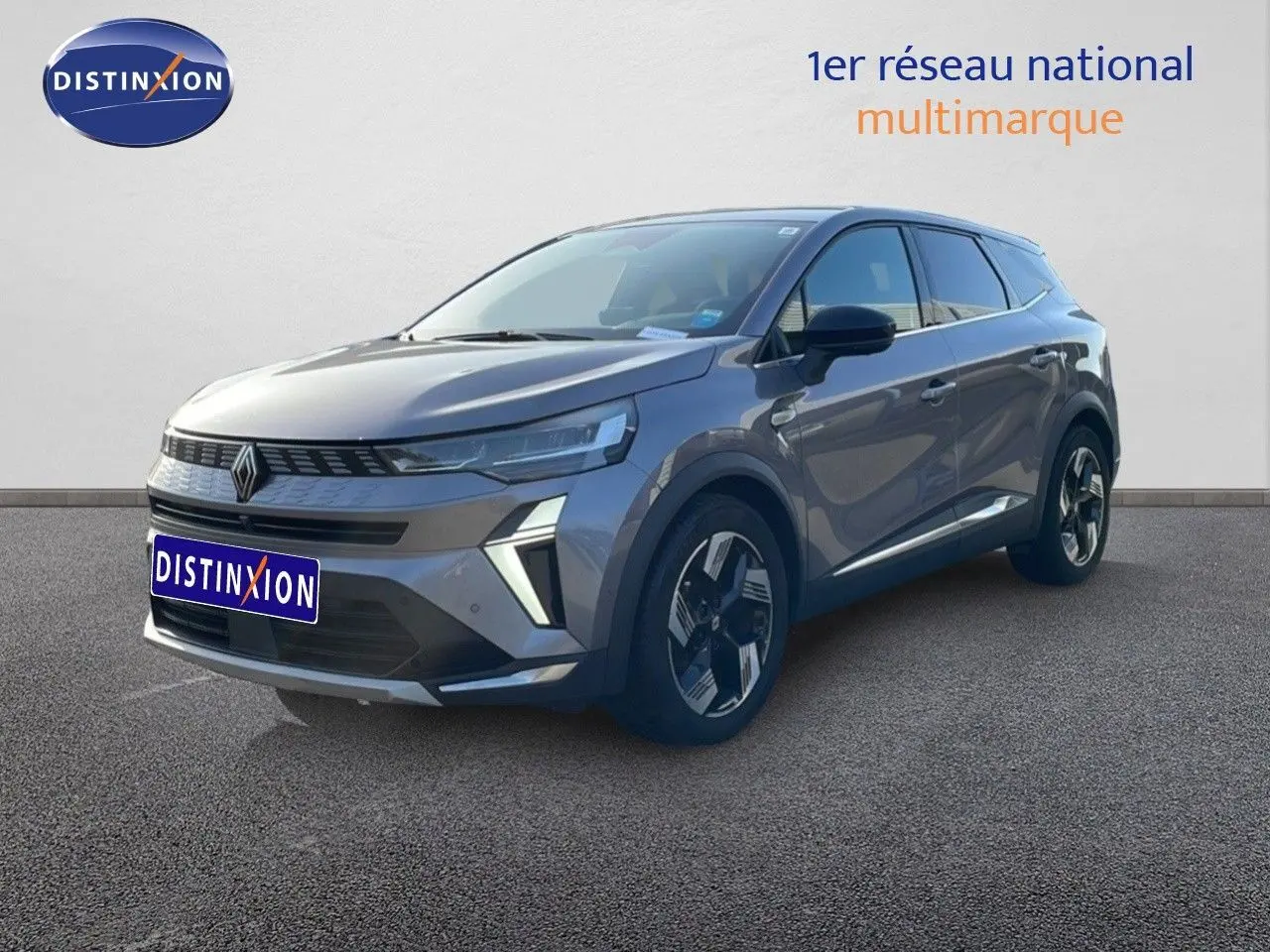 Vue 3/4 avant d'une Renault Symbioz gris cassiopée métal avec feux LED et jantes modernes sur fond neutre.