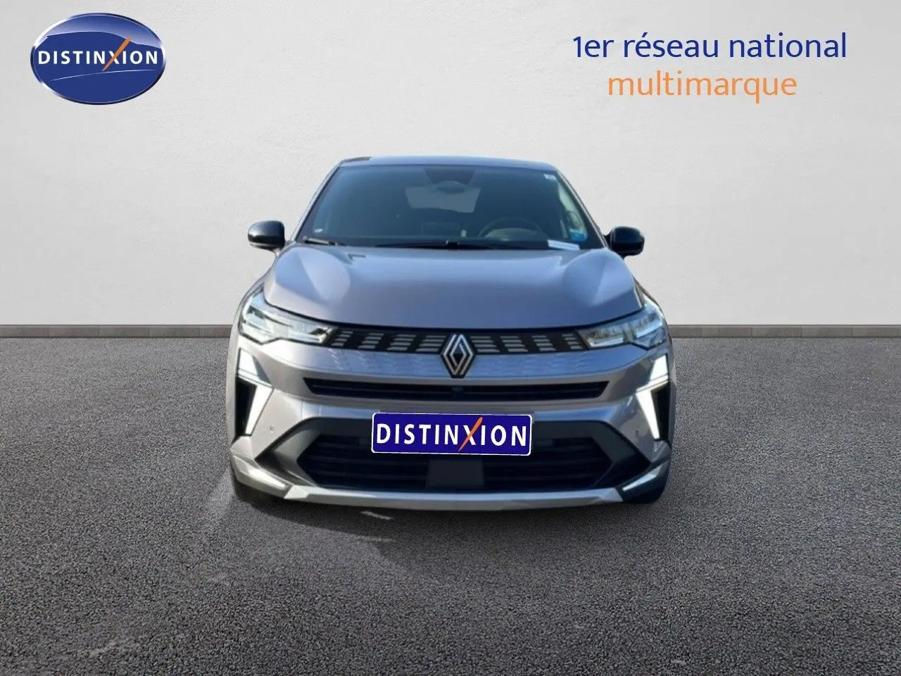 Vue frontale du Renault Symbioz gris cassiopée métal avec calandre distinctive et éclairage LED allumé.