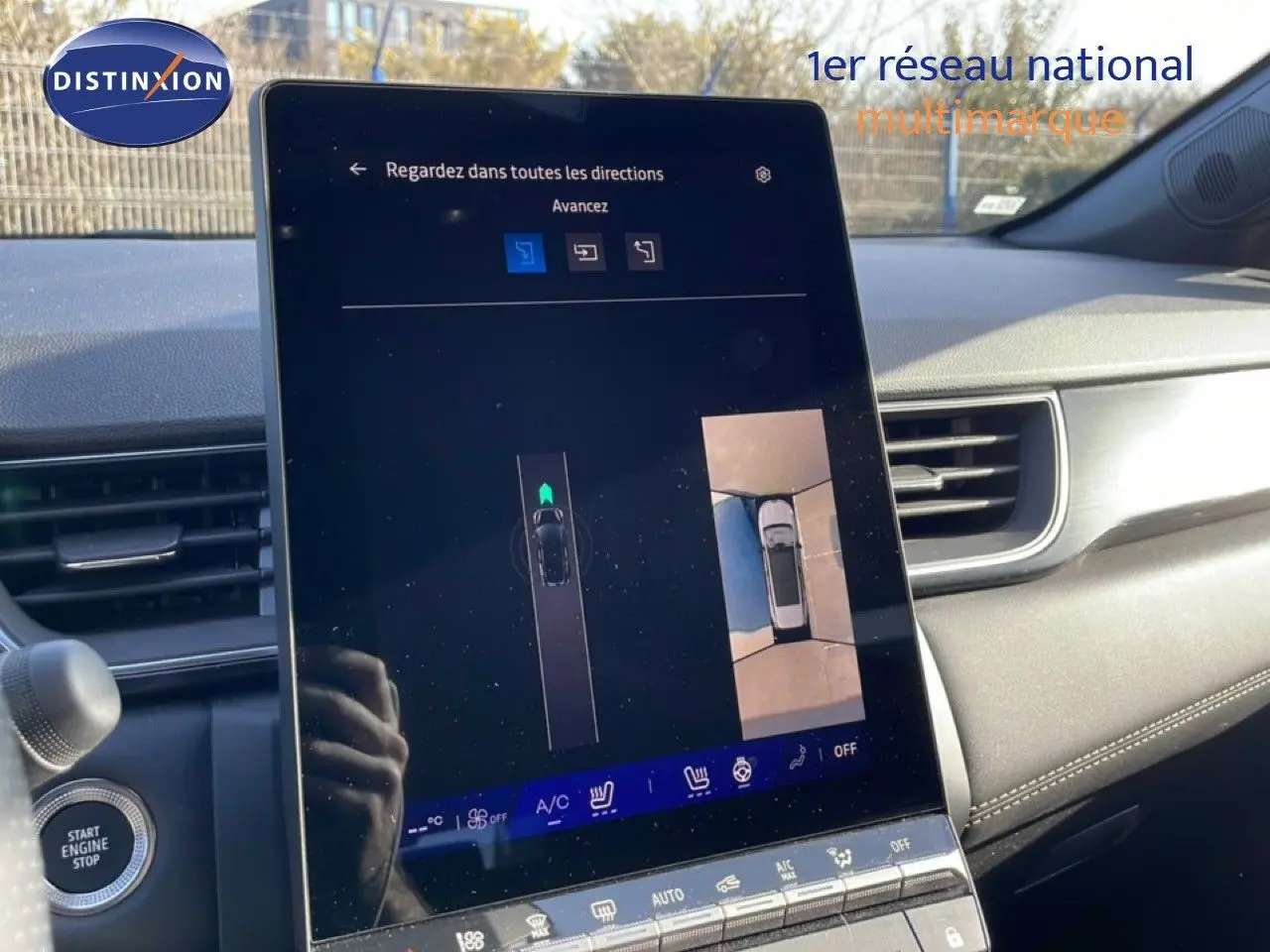 Vue intérieure centrée sur l'écran tactile du tableau de bord du Renault Symbioz gris cassiopée, affichant la caméra 360° et les commandes climatiques.