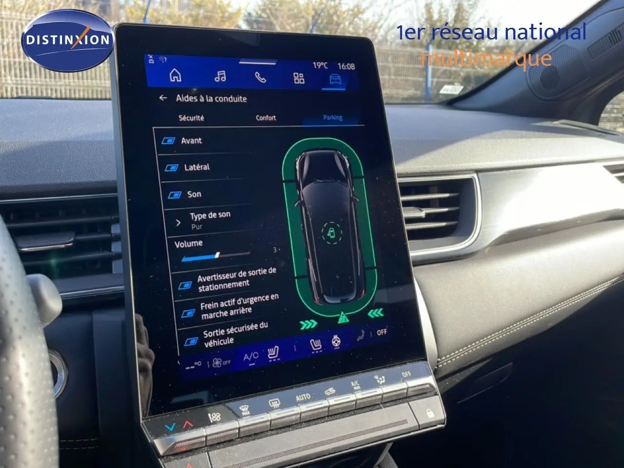Vue rapprochée de l’écran tactile central du Renault Symbioz gris cassiopée, affichant les aides à la conduite.