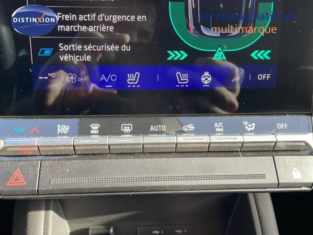 Vue rapprochée de la console centrale du Renault Symbioz gris cassiopée, avec commandes climatisation et écran tactile.