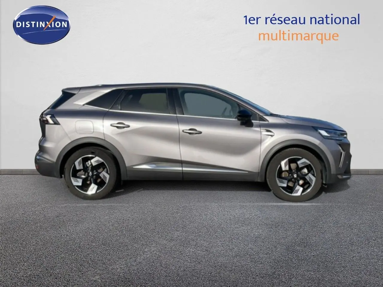 Vue de profil côté gauche d’un Renault Symbioz gris cassiopée métallisé avec jantes noires et argentées.
