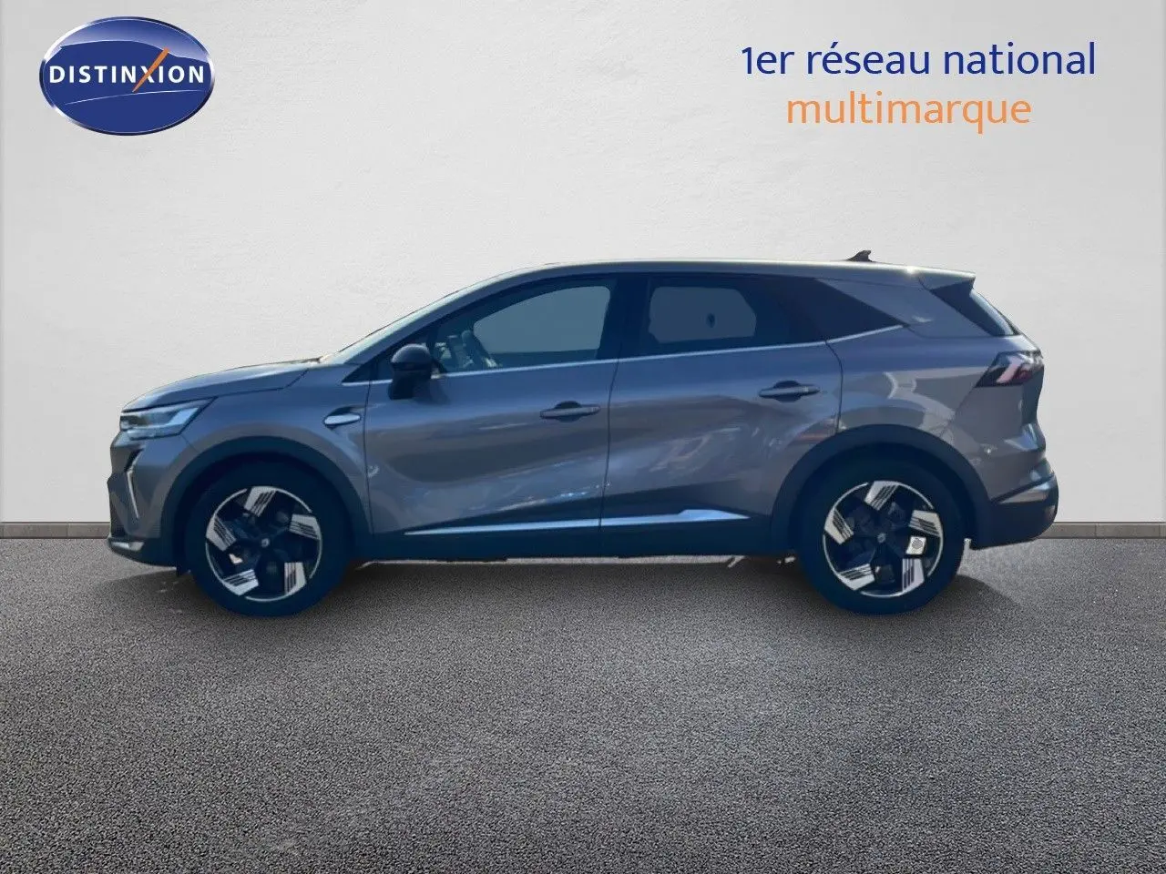 Profil droit d'un Renault Symbioz gris cassiopée métal 2025, SUV hybride avec jantes modernes et lignes épurées.
