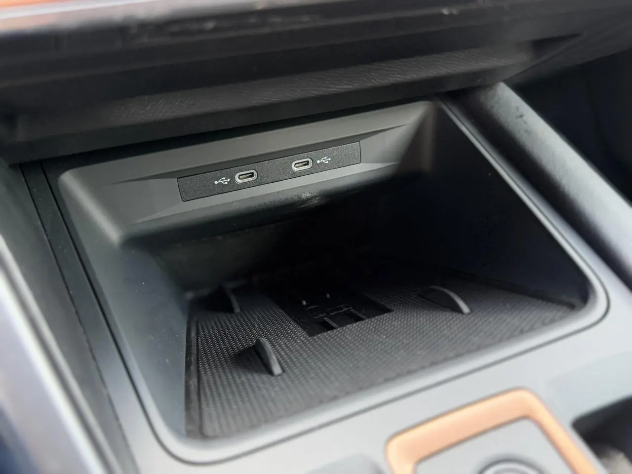 Gros plan sur la console centrale noire du CUPRA Formentor avec deux ports USB visibles en haut.