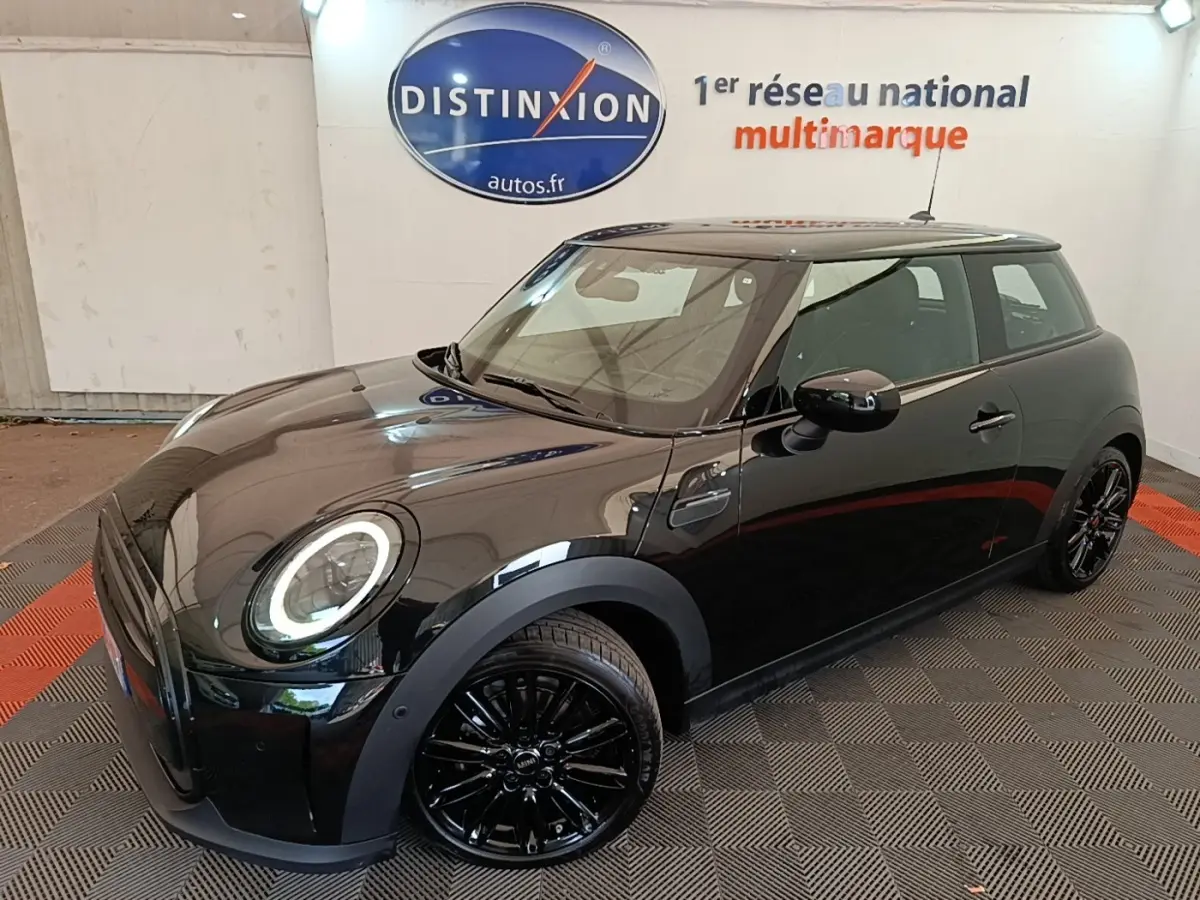 Vue 3/4 avant droit d'une MINI Cooper Edition Premium Plus noire avec phares LED circulaires et jantes noires brillantes.