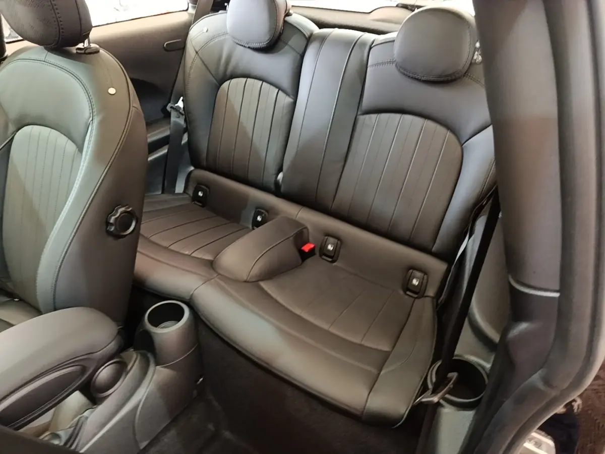 Vue intérieure montrant les sièges arrière en cuir noir de la MINI Cooper Edition Premium Plus 2023.