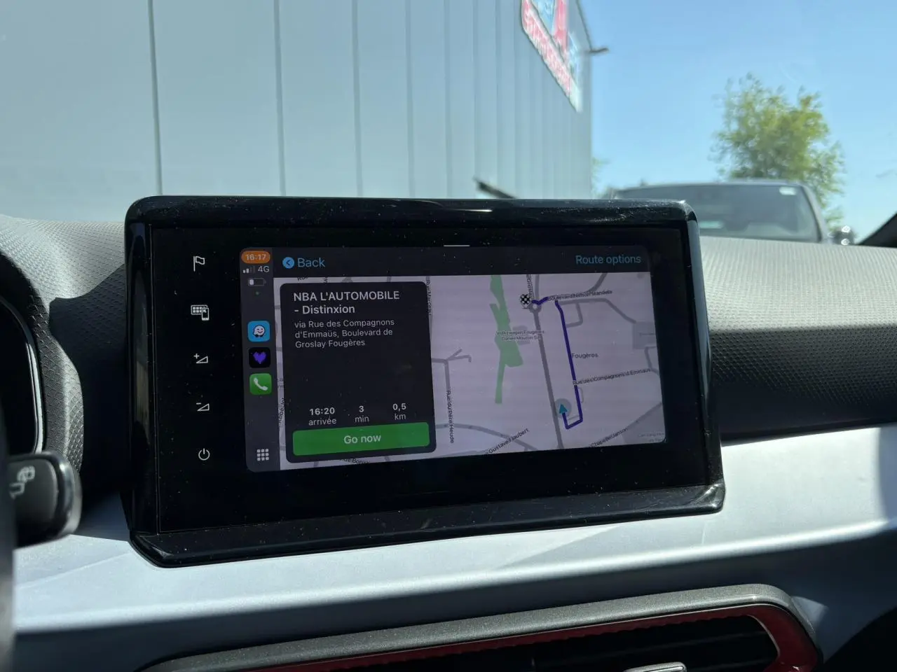 Écran tactile du système de navigation dans l'habitacle d'une SEAT Arona Rouge Désir, vue de face