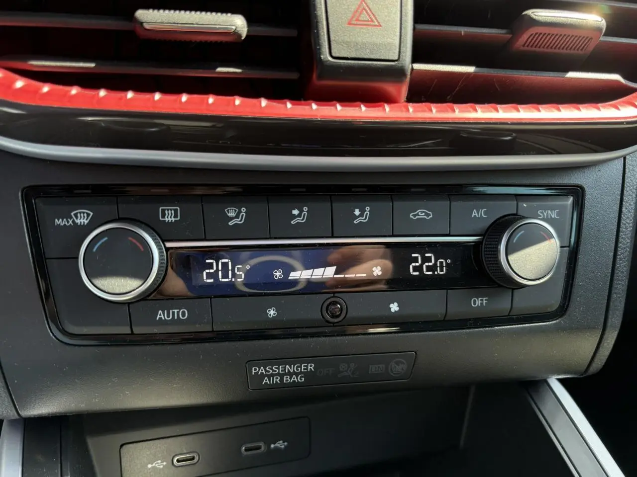 Panneau de climatisation automatique bi-zone du SEAT Arona TSI 110 FR 2024 avec commandes digitales et finition rouge Désir.