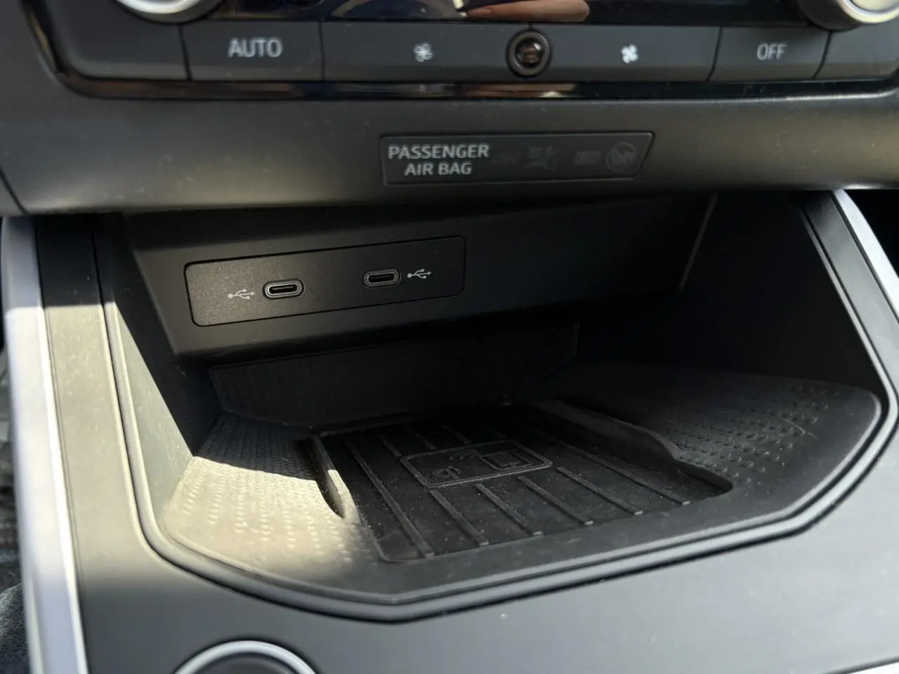 Gros plan sur la console centrale du SEAT Arona TSI 110 FR 2024 montrant les ports USB-C et un espace de rangement noir.