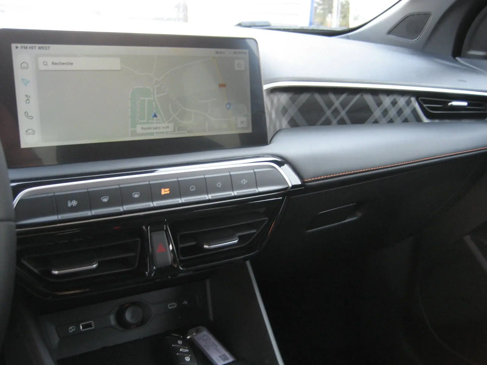 Vue intérieure du tableau de bord du MG3 1.5 HYBRID+ 2024 noir, avec écran tactile et détails en surpiqûres orange.