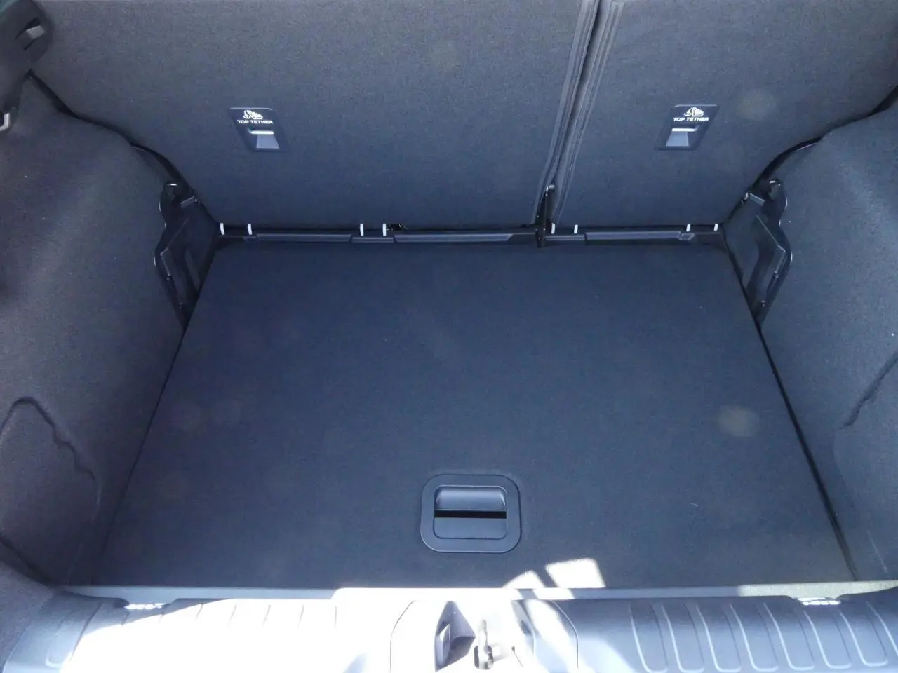 Coffre spacieux du Ford Puma 2025 gris métallisé, vue intérieure montrant le plancher plat et les fixations Top Tether.