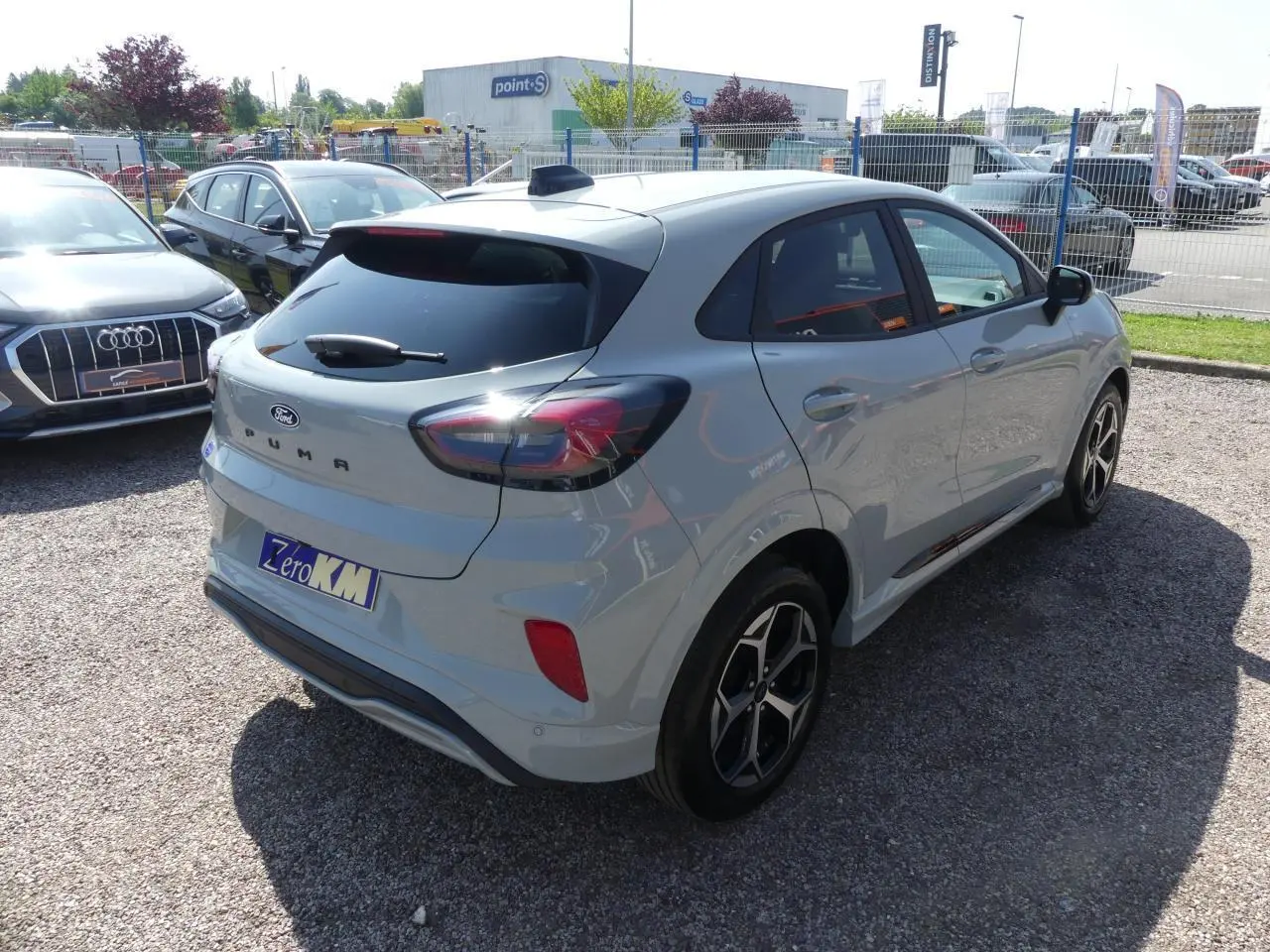 Vue 3/4 arrière droite d'un Ford Puma gris métallisé 2025 avec jantes alliage et vitres arrière surteintées.
