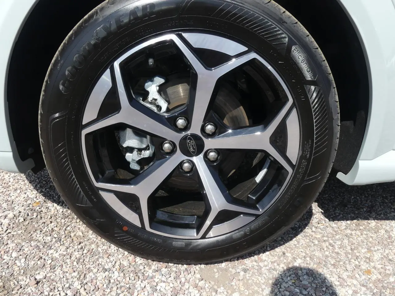 Gros plan sur la jante alliage 17 pouces noire et argentée du Ford Puma 2025 gris métallisé côté avant droit.