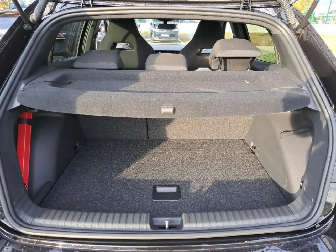 Vue arrière du coffre ouvert d'une Skoda Fabia TSI 115 DSG Monte Carlo noir Magic avec double plancher de chargement variable.