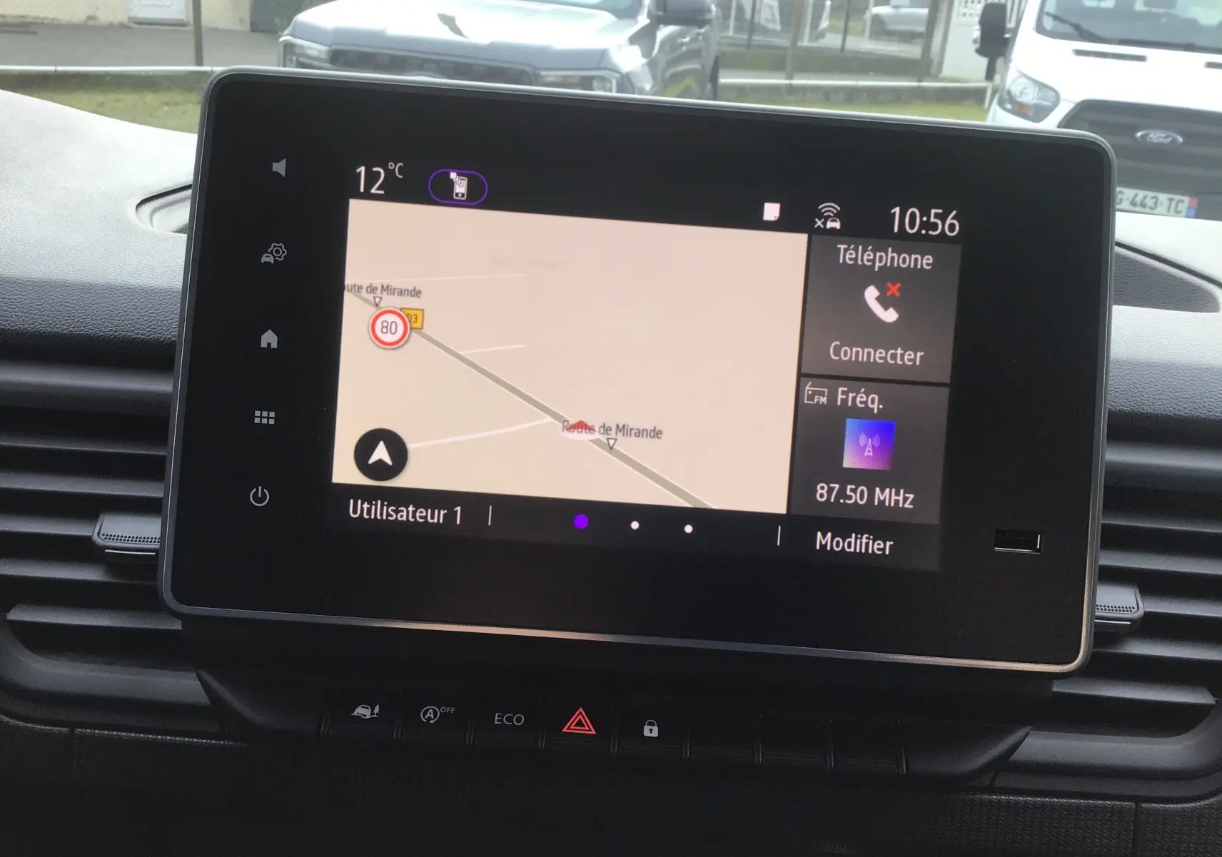 Écran central tactile du Renault Trafic Fourgon L1H1 2025 affichant la navigation et les options téléphone et radio.