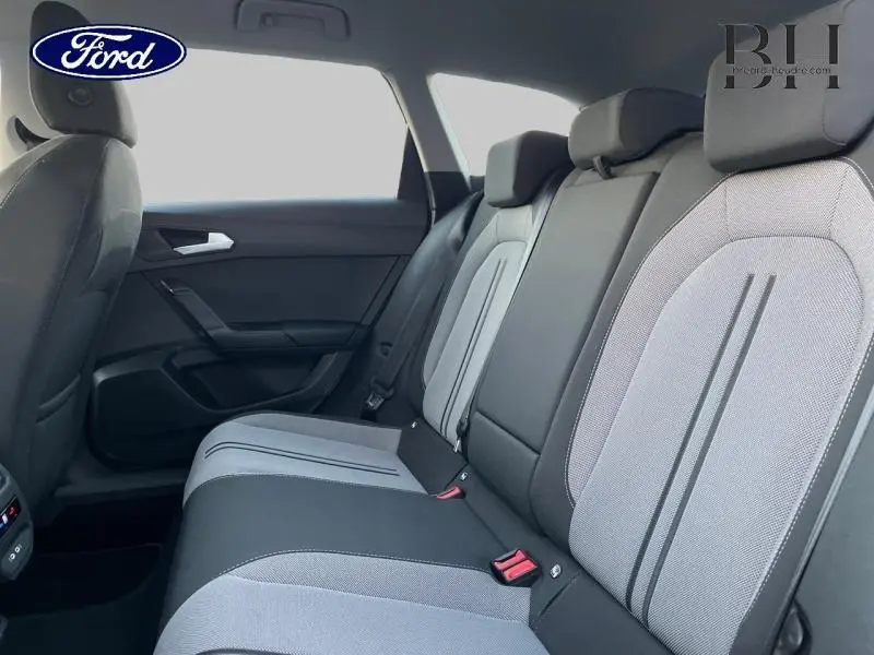 Vue intérieure des sièges arrière en tissu gris et noir d'une SEAT LEON ST 2022, côté droit.