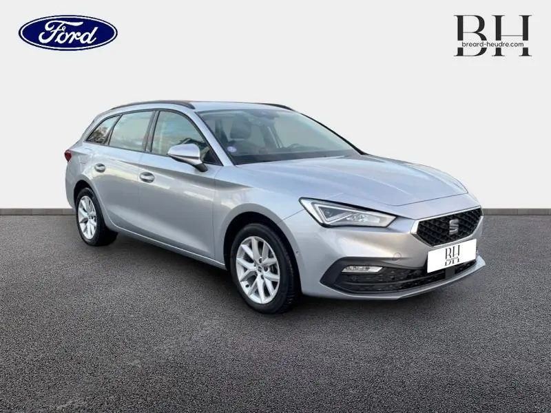 SEAT LEON ST gris urbain métal vue 3/4 avant droit, avec calandre hexagonale et jantes alu visibles.