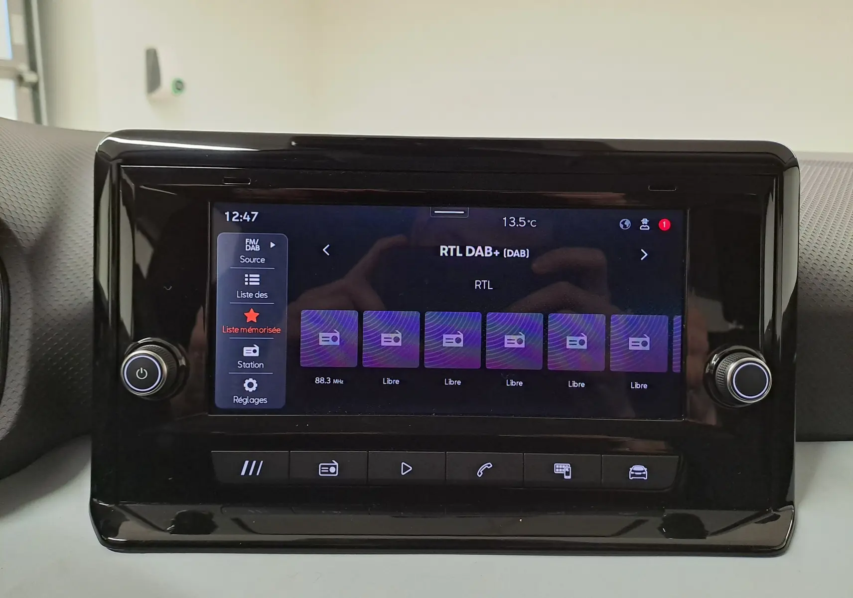 Écran tactile central de la SEAT IBIZA 2025 affichant la radio numérique DAB+ avec interface noire brillante.