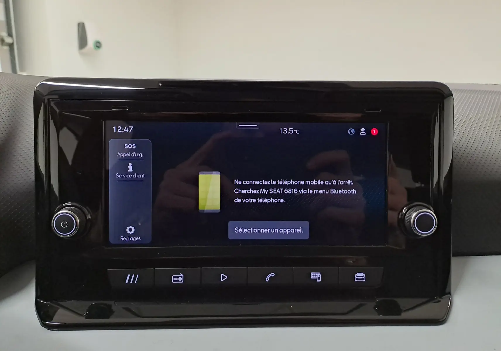 Écran tactile central de la SEAT Ibiza 2025 affichant le menu Bluetooth avec commandes tactiles et boutons rotatifs.