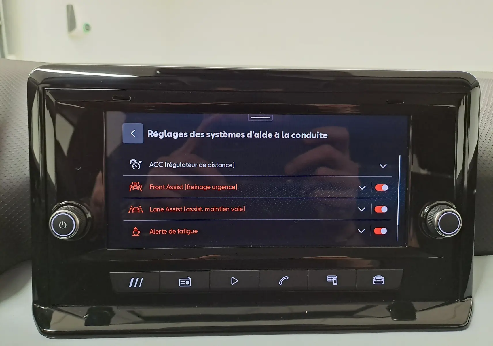 Écran tactile central de la SEAT Ibiza 2025 montrant les réglages des aides à la conduite activées.