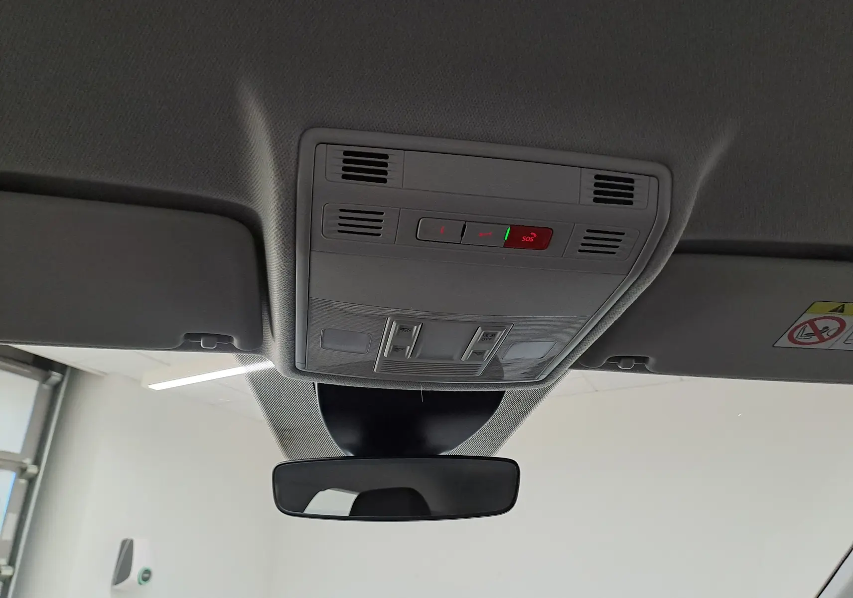 Vue intérieure du plafonnier avec commandes d'éclairage et bouton SOS du SEAT Ibiza 2025 gris magnétique.