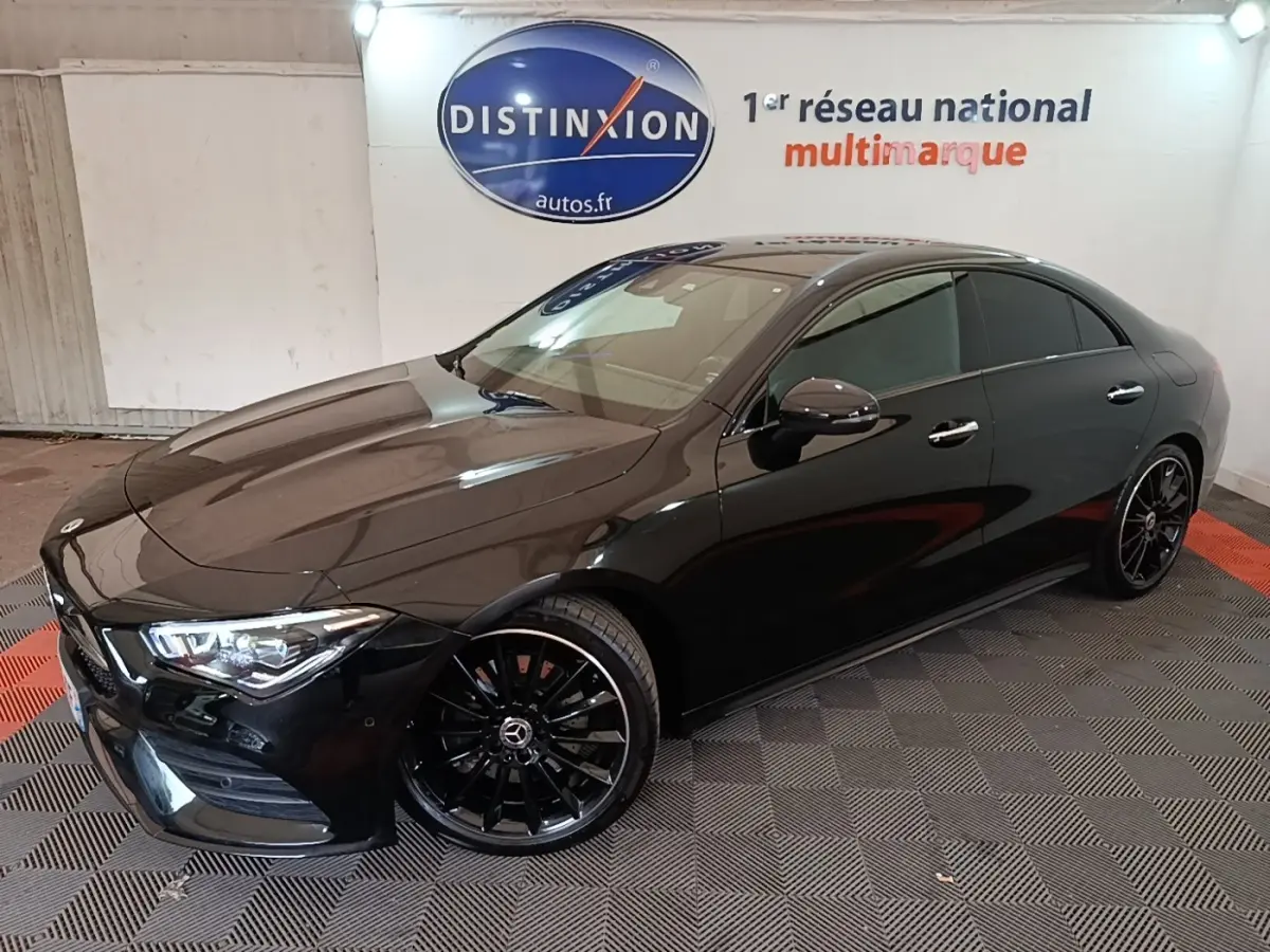 Mercedes CLA 200 d AMG Line noir vue 3/4 avant droit, avec jantes noires et phares LED allumés.