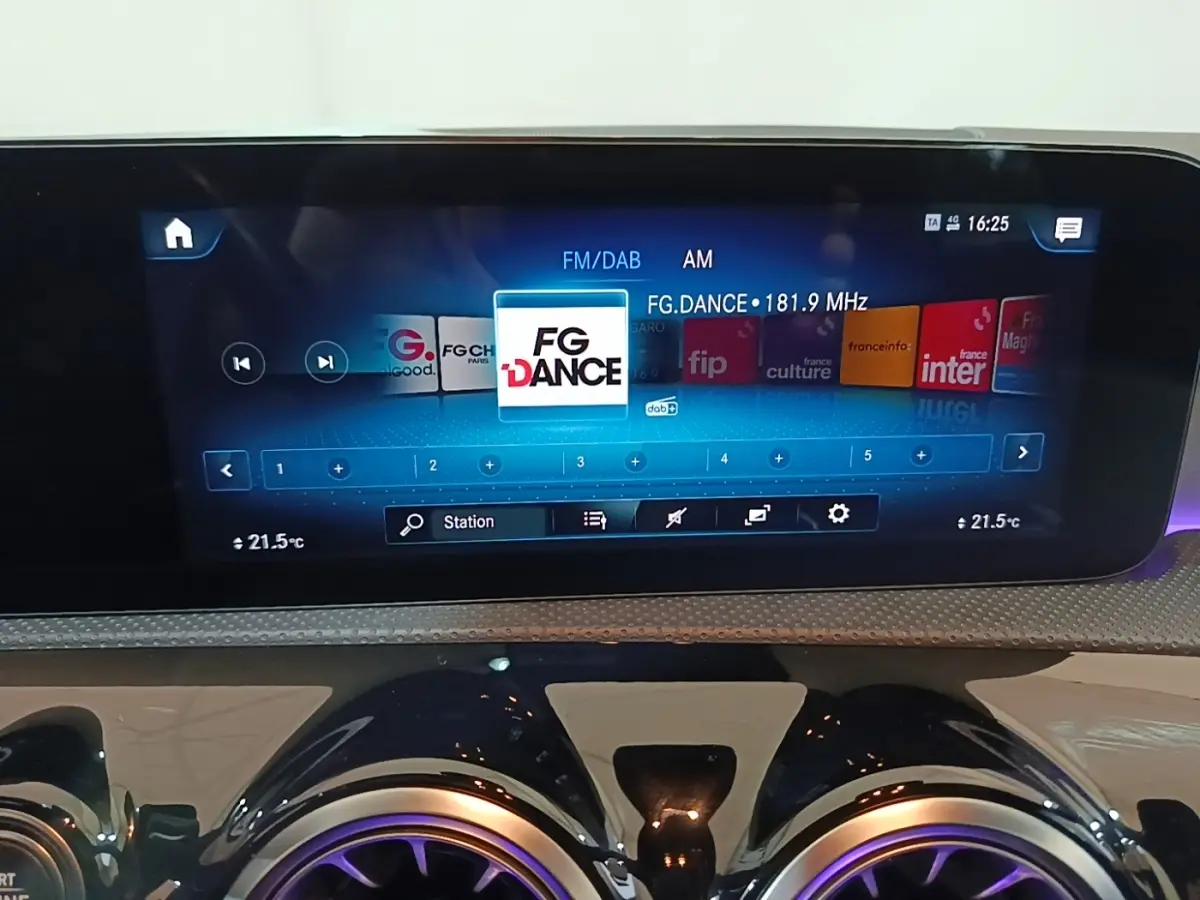 Écran tactile central affichant la radio FM/DAB dans l'habitacle noir d'une Mercedes CLA 200 d AMG Line 2022.