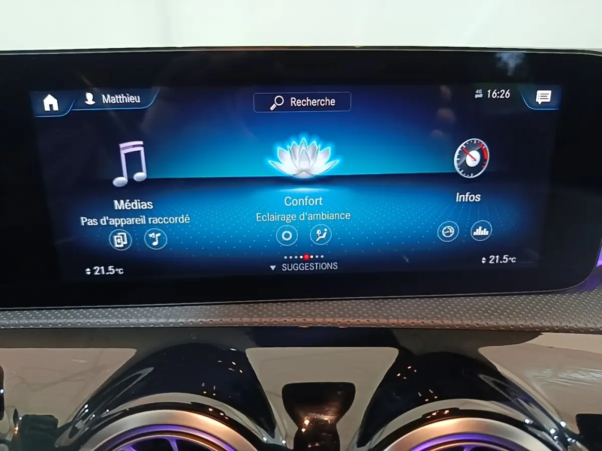 Écran tactile central affichant le menu confort avec éclairage d'ambiance dans une Mercedes CLA 200 d AMG Line noire.