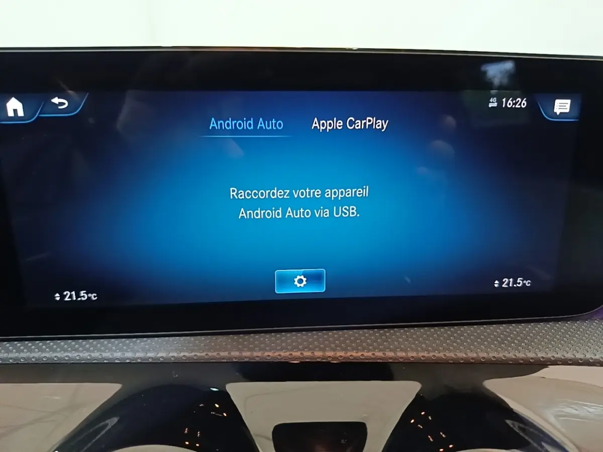 Écran tactile central du tableau de bord de la Mercedes CLA 200 d AMG Line 2022 affichant Android Auto et Apple CarPlay.