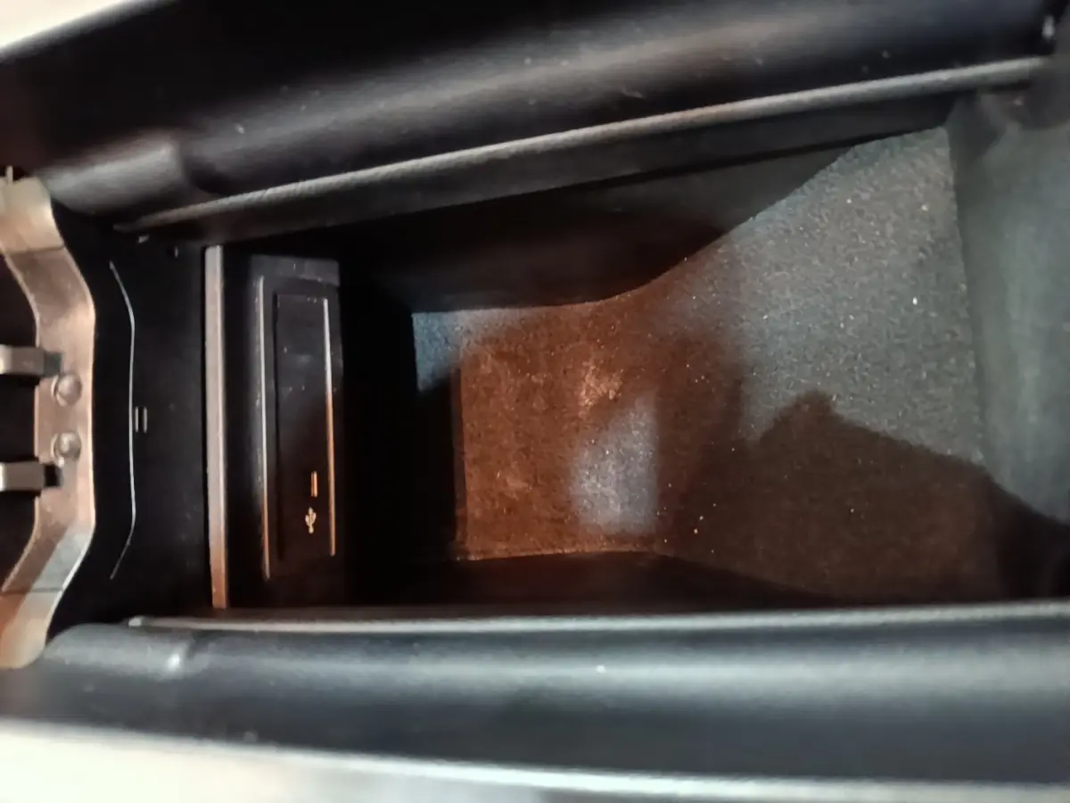 Vue rapprochée de la console centrale noire de la Mercedes CLA 200 d AMG Line, montrant un port USB intégré.
