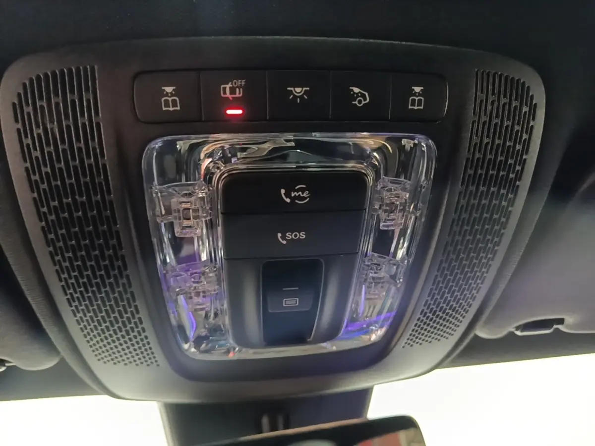 Vue en gros plan du plafonnier noir avec boutons SOS et appels dans une Mercedes CLA 200 d AMG Line 2022.