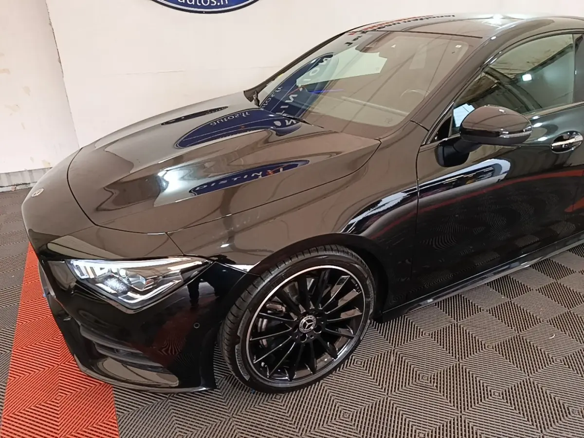 Vue 3/4 avant droit d'une Mercedes CLA 200 d AMG Line noire avec jantes alliage noires et phares LED ellipsoïdaux.