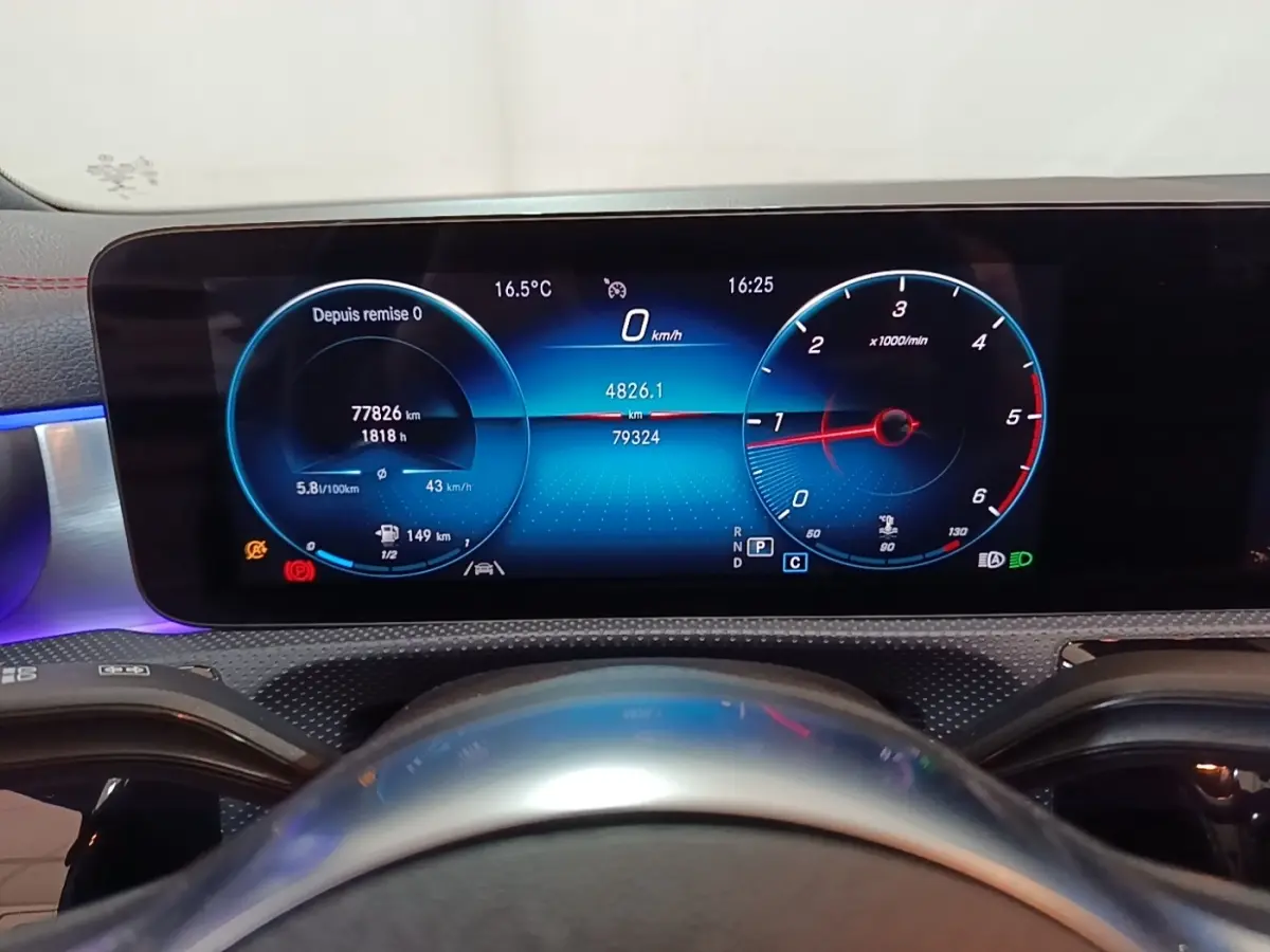 Vue rapprochée du tableau de bord numérique de la Mercedes CLA 200 d AMG Line 2022, affichage bleu et noir.